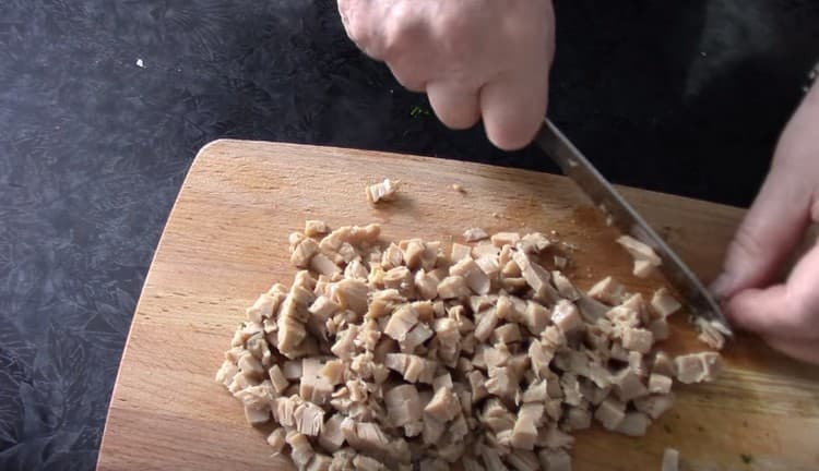 Squid conserve sunt, de asemenea, tăiate în cuburi.