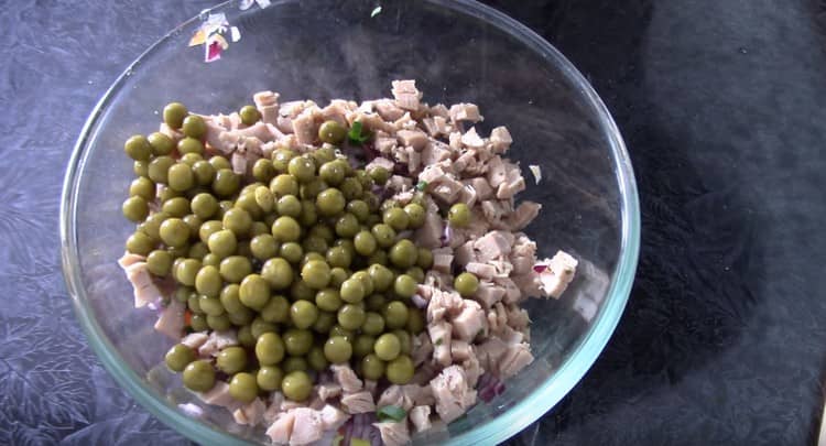 Adăugați mazăre verde în salată.