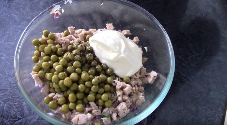 Adăugați sare, piper, maioneză.