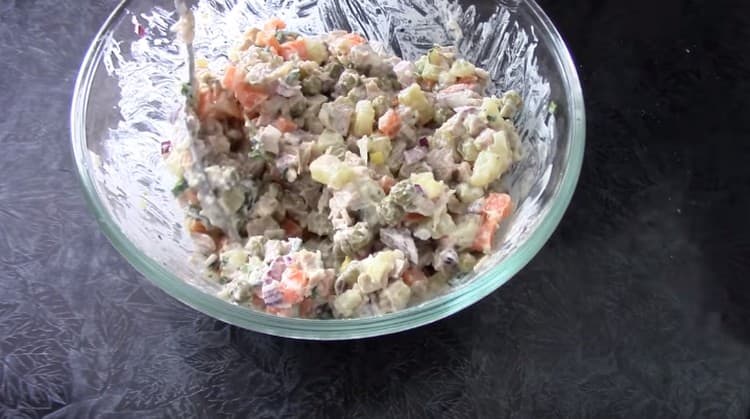 Se amestecă bine salata cu maioneza.