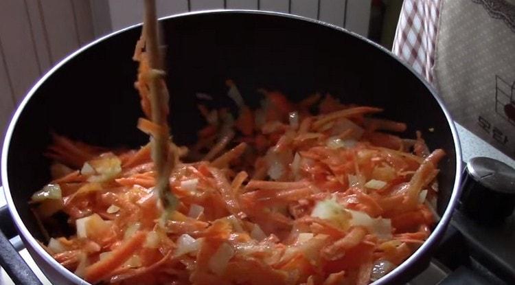 הוסף גזר לבצל.