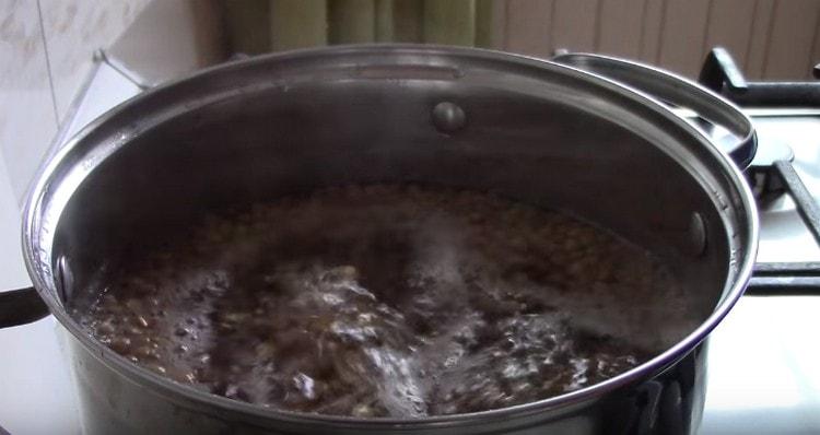 לאחר הרתיחה, הפחיתו את האש, הוסיפו תבלינים.