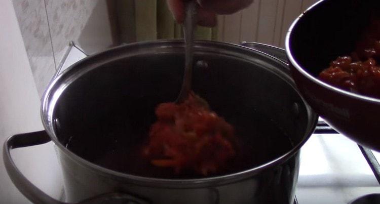 מוסיפים את הטיגון למרק.