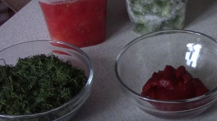 טוחנים עשבי תיבול טריים.