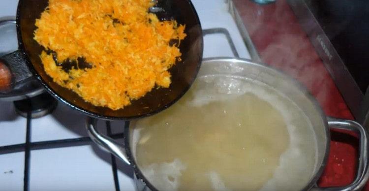 Ajoutez la friture à la soupe.