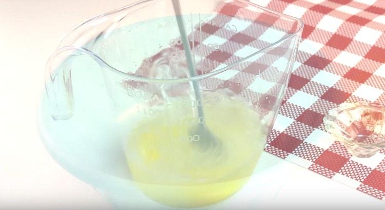 Rör om ägget med salt i vatten.