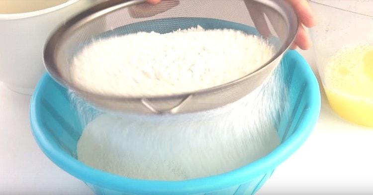 Sikt mjölet separat.