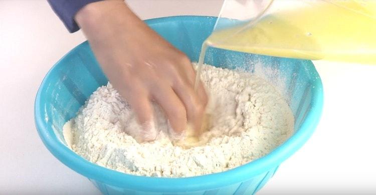 Vi introducerar äggblandningen i mjölet.