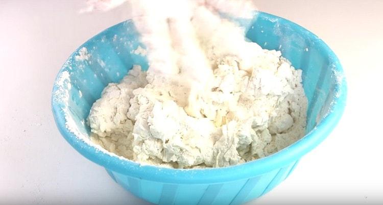 börja knåda degen.