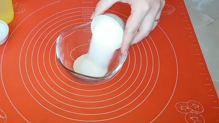 Ajoutez du sucre à la levure sèche.