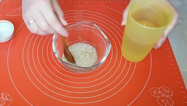 Ajouter un peu d'eau tiède, mélanger.