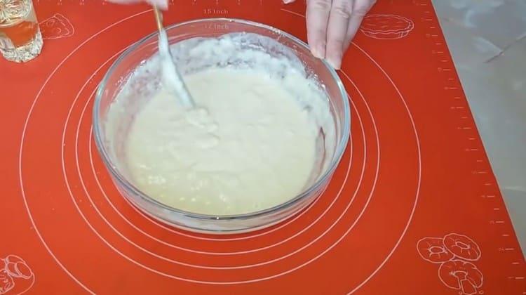 Mélangez la pâte, épaisse et uniforme.