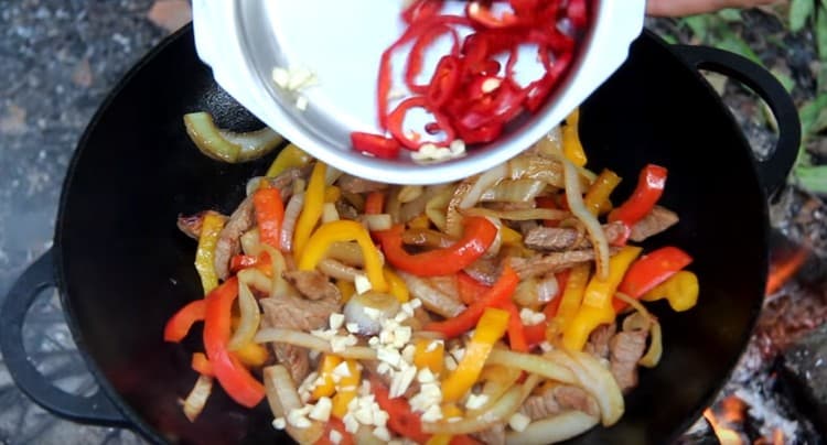 Ahora agregue pimiento picante y ajo.