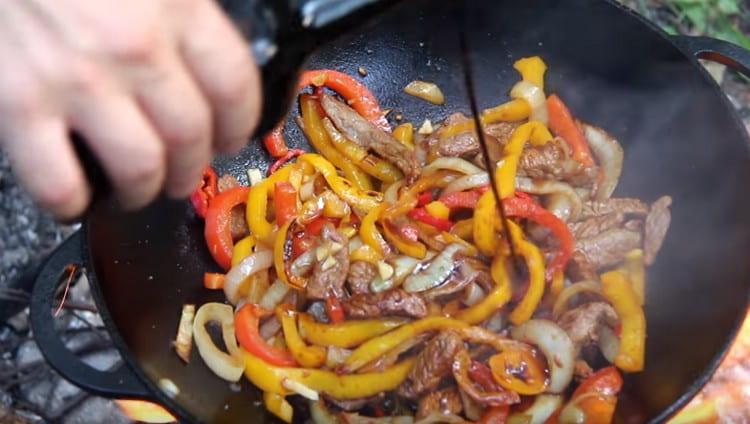 Agregue la salsa de soya o teriyaki.