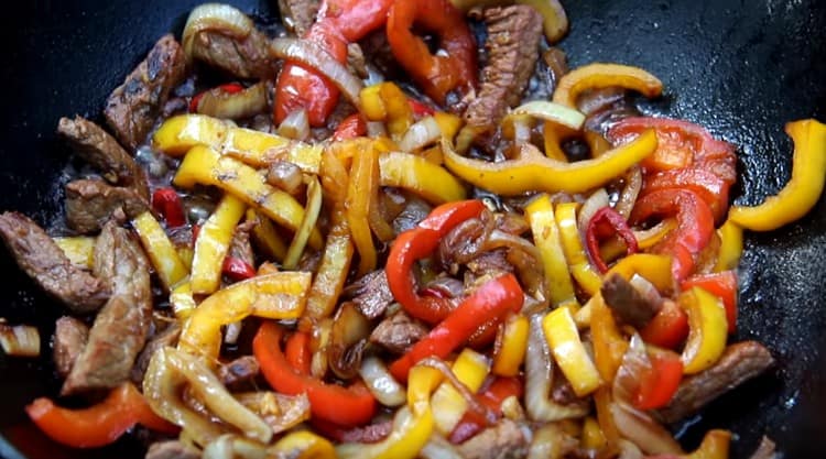 Cocine las verduras con carne por unos minutos más y apáguela.