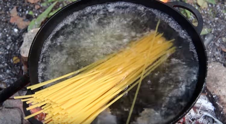 Cocinar fideos de trigo.