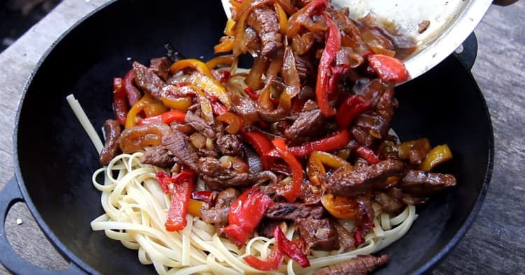 Combina los fideos terminados con verduras y carne.