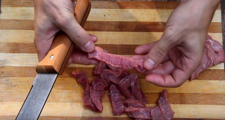 Cortar la carne en tiras finas.