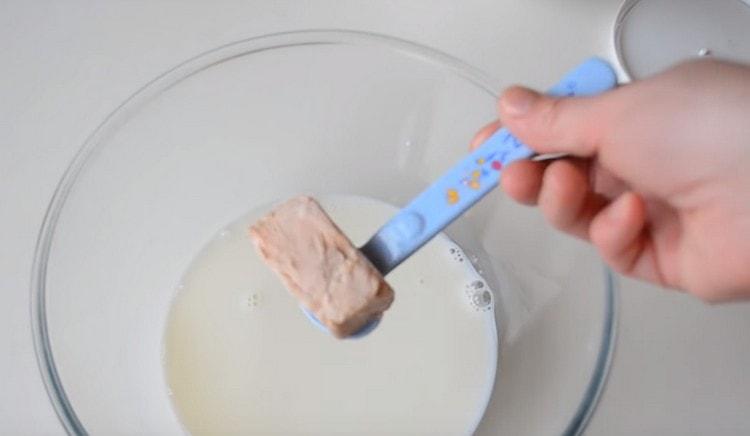 Add sugar and yeast, mix.