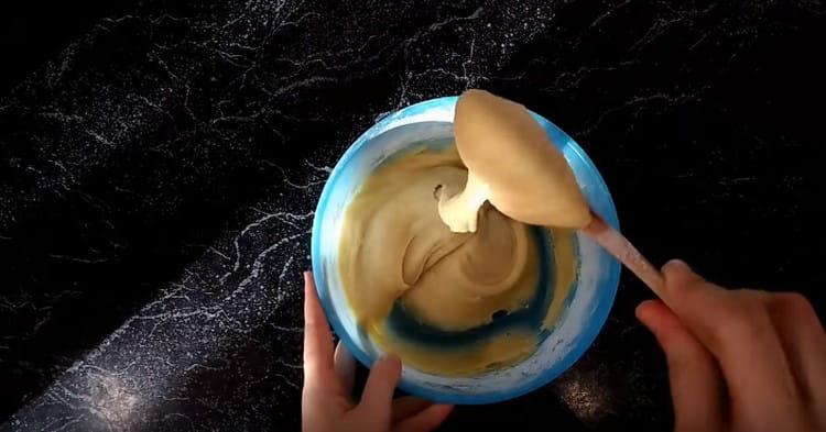 Ajouter le reste de la farine et pétrir une pâte épaisse.