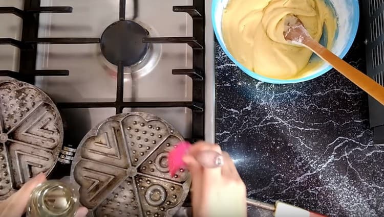 Nous chauffons le gaufrier et le graissons avec de l'huile végétale.