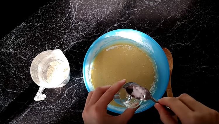 Nous trempons le soda avec du vinaigre et ajoutons à la pâte.