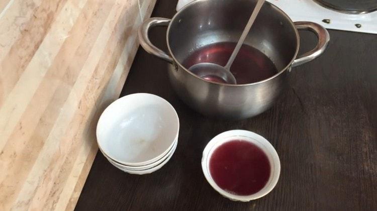 Изсипете течността във формичките и ги оставете да изстинат.