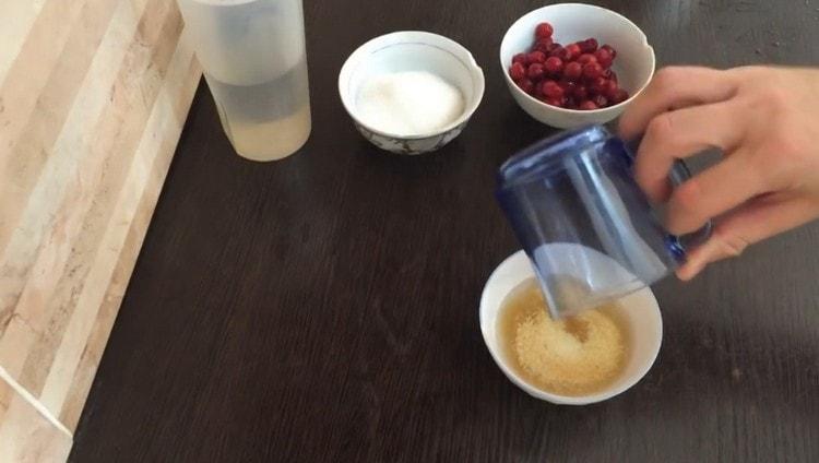 Изсипете желатина с вода, разбъркайте и оставете да набъбне.