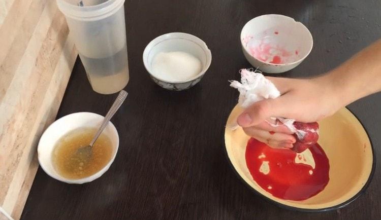 Изстискайте сок от плодовете.