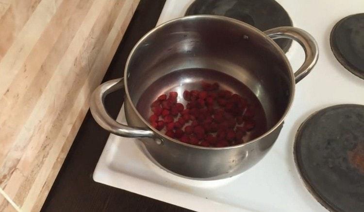 Залейте ягодовата торта с вода и гответе няколко минути.