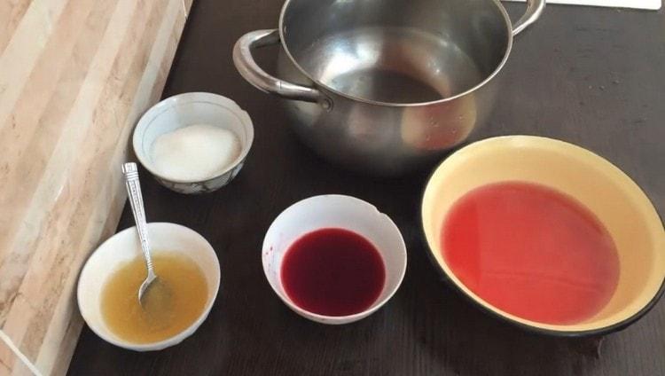 Полученият компот се филтрира.