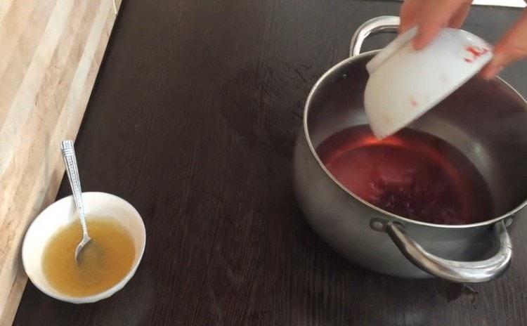 Слагаме в тенджера компот, сок и захар.