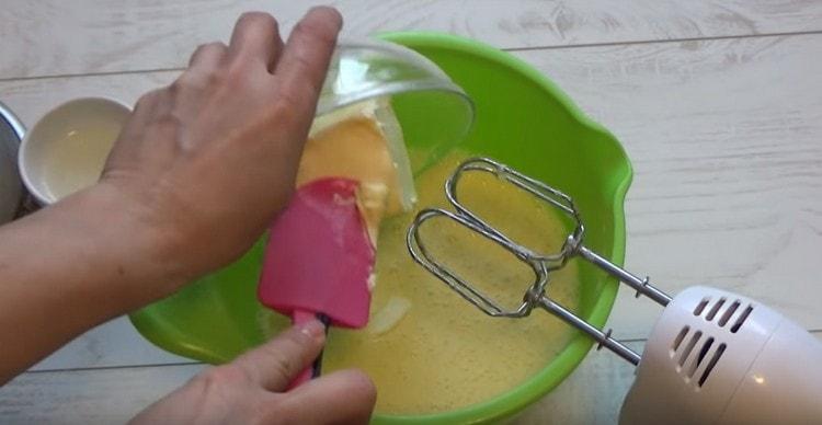 Přidejte měkké máslo.