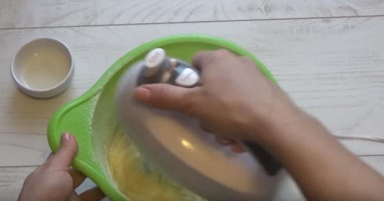 Těsto porazte mixérem.