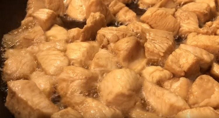 Acum prăjiți separat puiul.