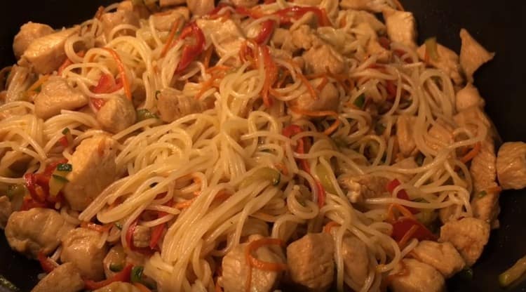 Adăugați tăiței în legume, amestecați.