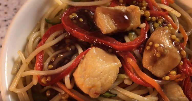 Fidea de orez de pui gata.