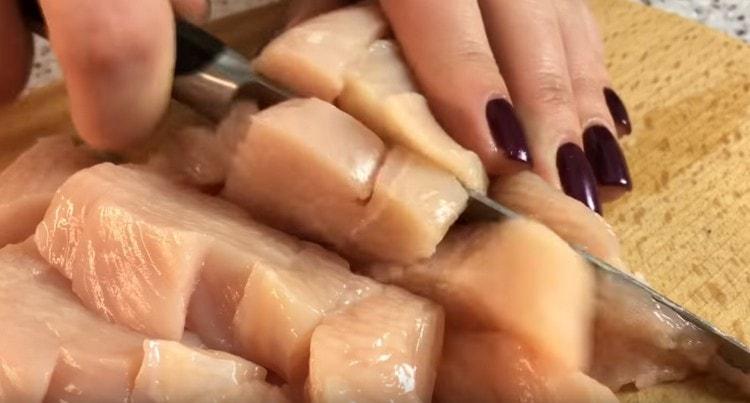 Tăiați puiul în bucăți.