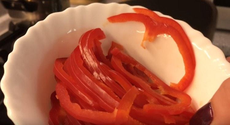 Ardeiul gras se taie în fâșii.