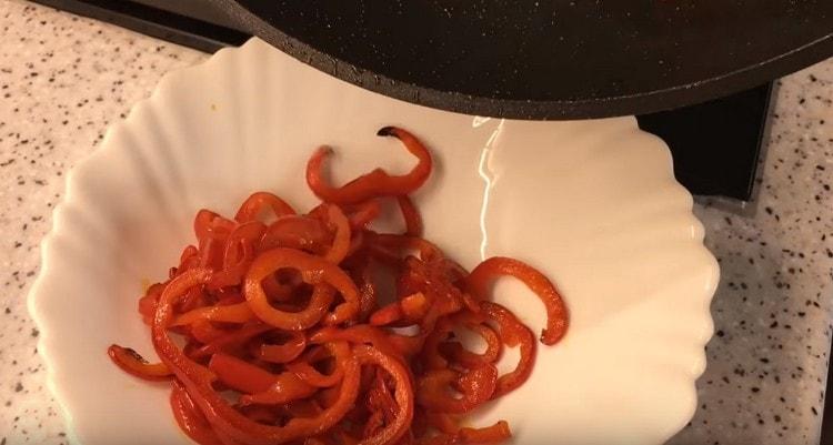 Trecem ardeiul pe o farfurie separată.