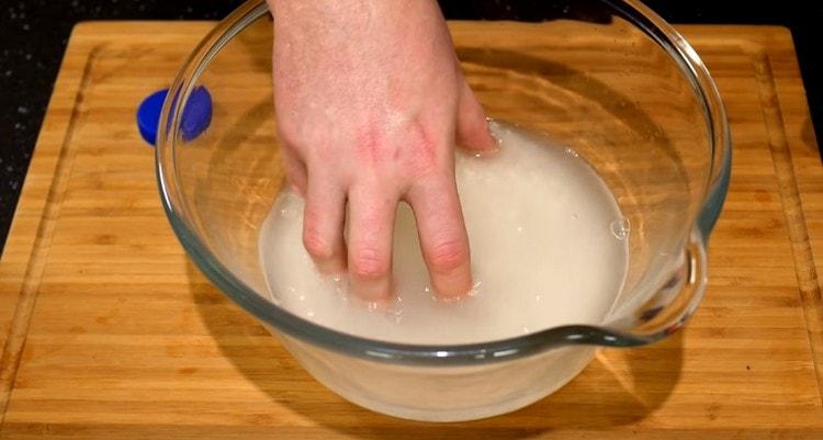 Clătiți bine până când apa din ea devine limpede.