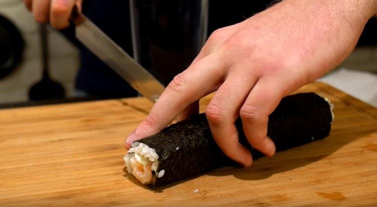 Tăiați ruloul în bucăți.