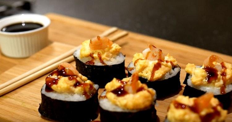 Astfel de rulouri de creveți sunt coapte la cuptor.