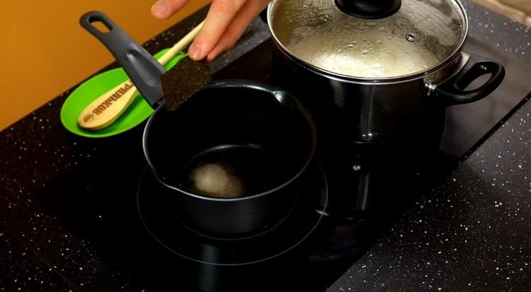 între timp, gătește marinata.