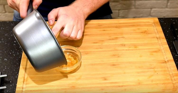 Amestecăm marinada, scoatem nori din ea.