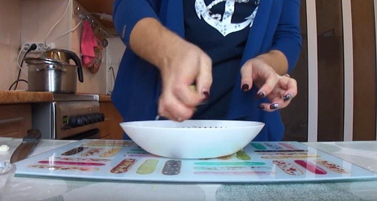 Se caleste ceapa pentru a nu se amara.