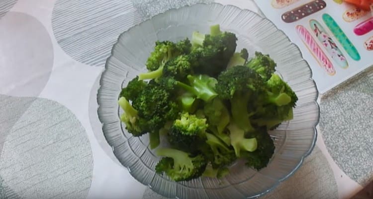 Întindeți broccoli într-un bol de salată, lăsați-l să se răcească complet.