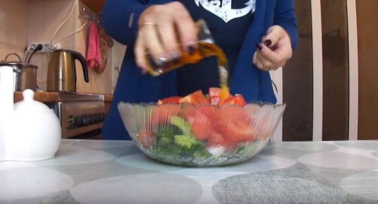 Condimentează vasul cu ulei vegetal.