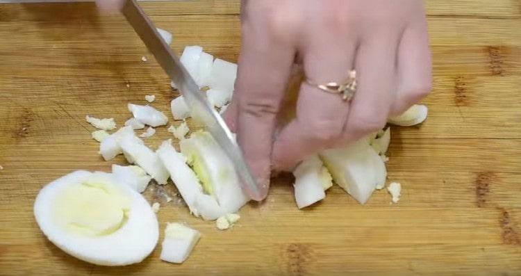 Es tallen els ous durs.