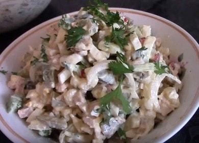 Pregătim o salată delicioasă de squid conserve conform unei rețete pas cu pas cu o fotografie.